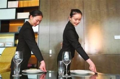 她是“國宴級(jí)服務(wù)員”，為各國宴會(huì)服務(wù)3次，一般酒店請(qǐng)不動(dòng)她！