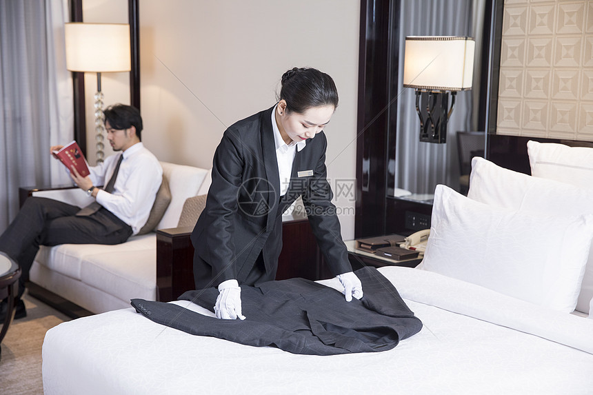 酒店服務(wù)中的疊衣藝術(shù) 細(xì)節(jié)體現(xiàn)專業(yè)與溫情