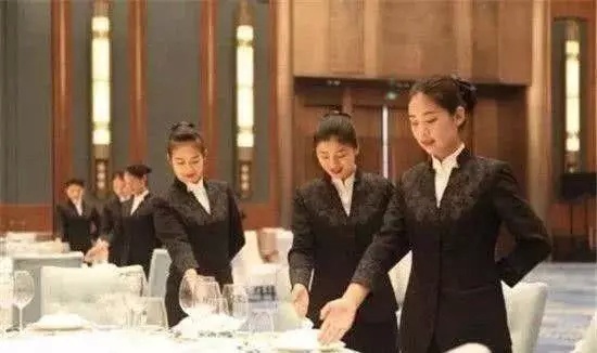 她是中國最值錢的服務(wù)員,3次服務(wù)國宴,國內(nèi)請(qǐng)得起她的酒店不多